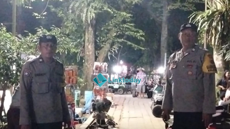 Antisipasi Guantibmas,Bhabinkamtibmas Polsek Siantar Barat Patroli Jalan Kaki Malam Hari di Taman Bunga