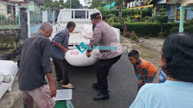 Kapolsek Siantar Marihat Dampingi Penjualan Jagung Petani Binaan ke Bulog Cabang Pematangsiantar