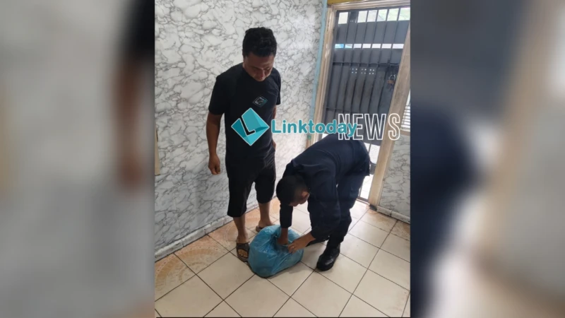 Petugas P2U Lapas Padangsidimpuan Rutin Laksanakan Penggeledahan Badan dan Barang Bawaan Petugas